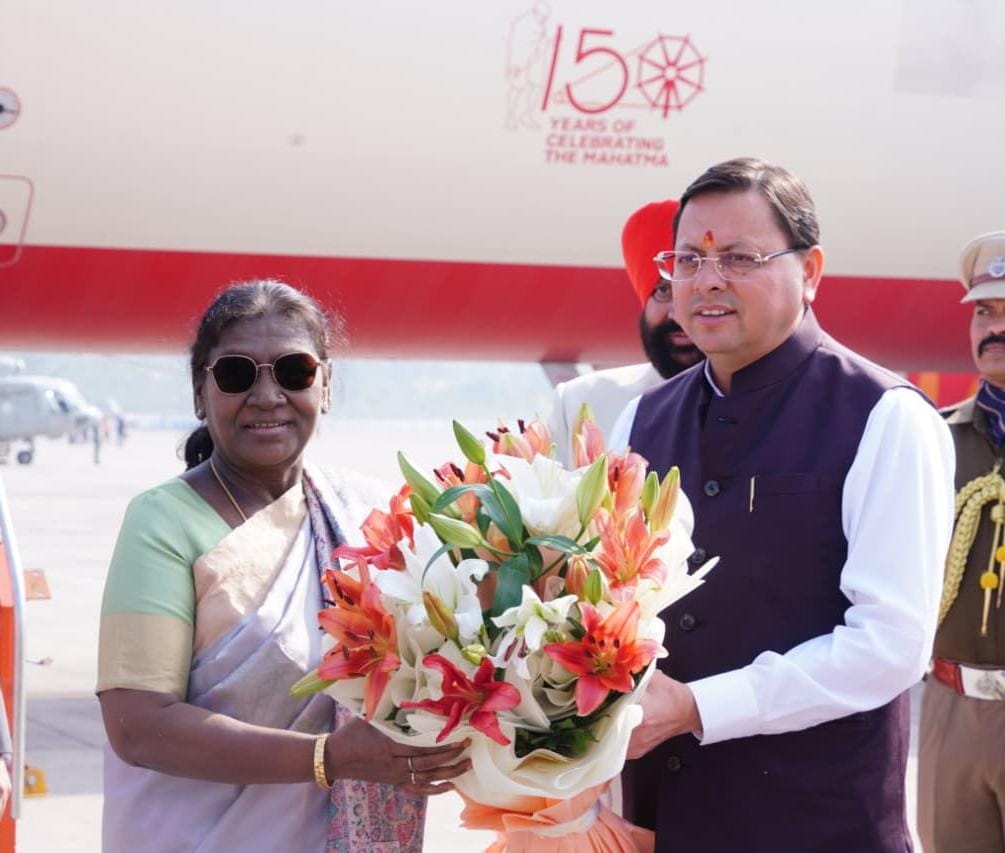 राष्ट्रपति श्रीमती मुर्मु के जौलीग्रांट एयरपोर्ट आगमन पर राज्यपाल, मुख्यमंत्री , विधानसभा अध्यक्ष श्रीमती भूषण, मंत्रीगणों, विधायकगणों और अन्य जनप्रतिनिधियों ने उनका  स्वागत एवं अभिनंदन किया