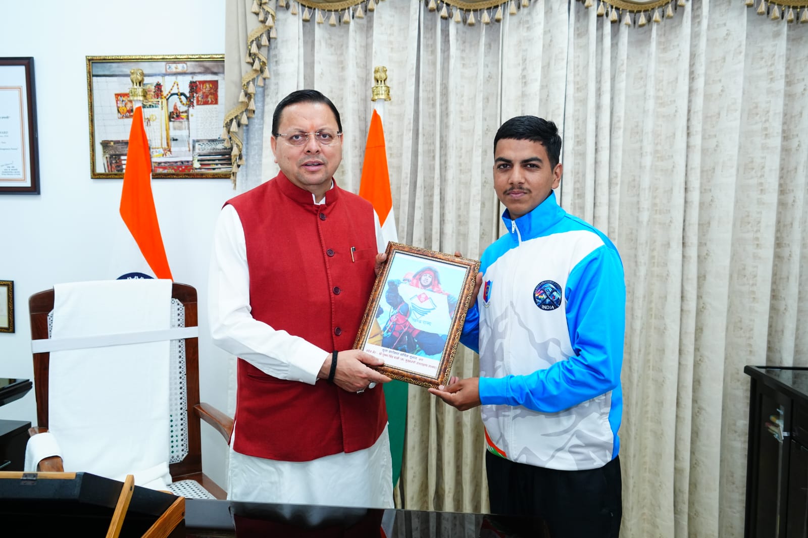 मुख्यमंत्री श्री पुष्कर सिंह धामी से माउंट एवरेस्ट फतह करने वाले 16 वर्षीय बालक सचिन कुमार ने की शिष्टाचार भेंट